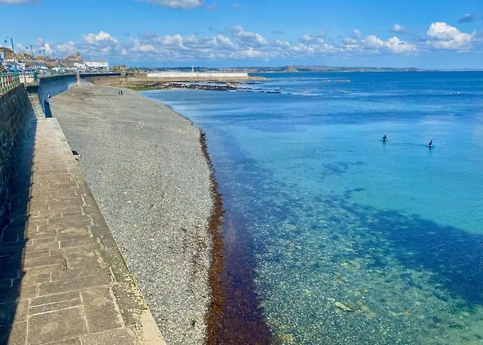 Cosy 2 Bedroom Apartment Near Seafront