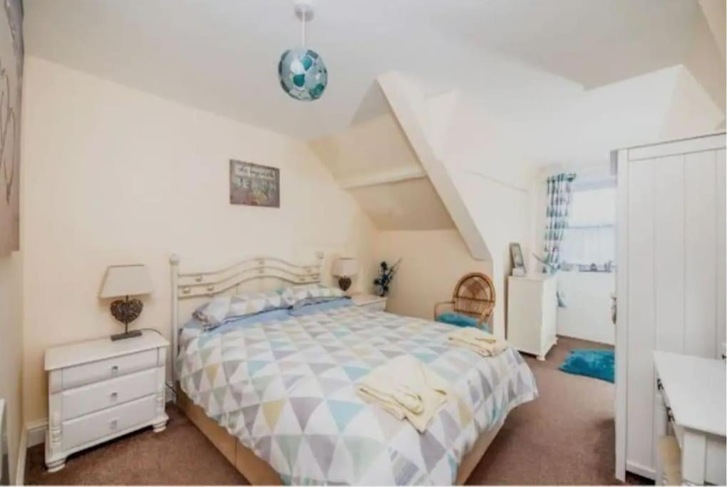 Cosy 2 Bedroom Near Seafront Apartment *